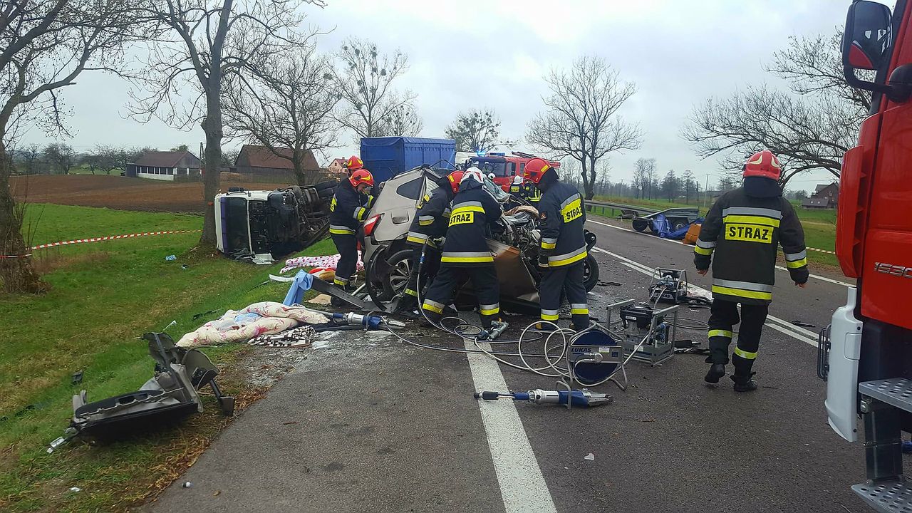 Śmiertelny wypadek w Podlaskiem. Czołowe zderzenie tira i osobówki