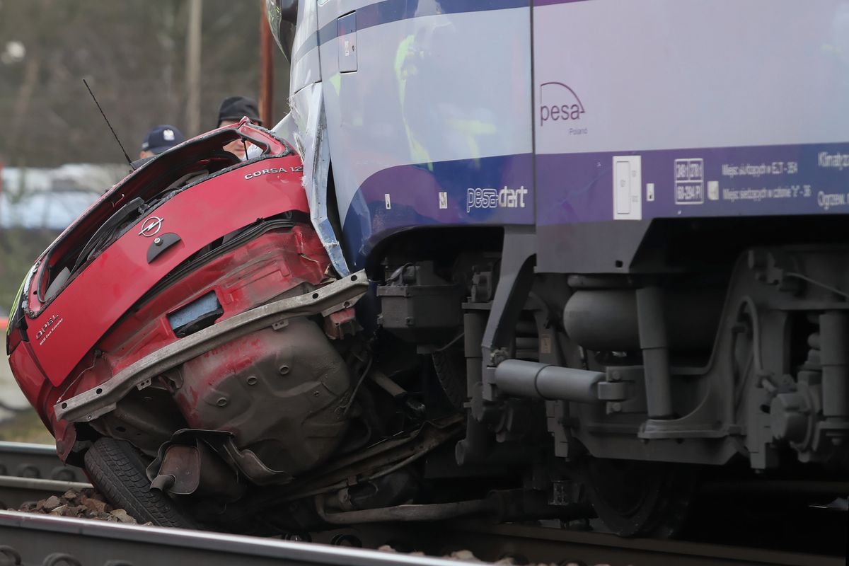 Tragiczny wypadek w Bedoniu Przykościelnym. Wjechał pod pociąg przy zamkniętych zaporach