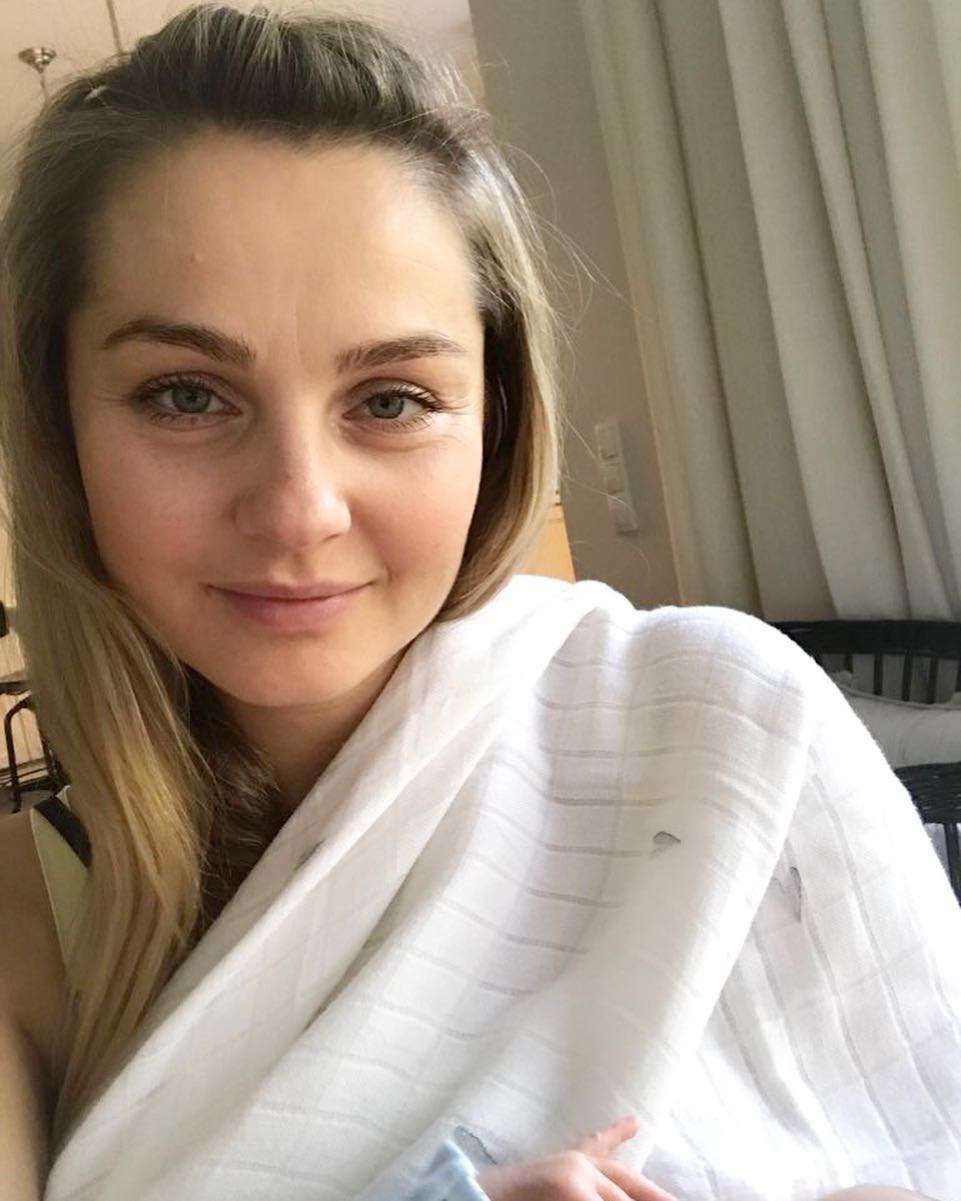 Małgorzata Socha pierwszy raz po porodzie pozuje z małym Stasiem