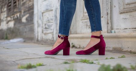 Markowe buty z paskiem - zalotna elegancja