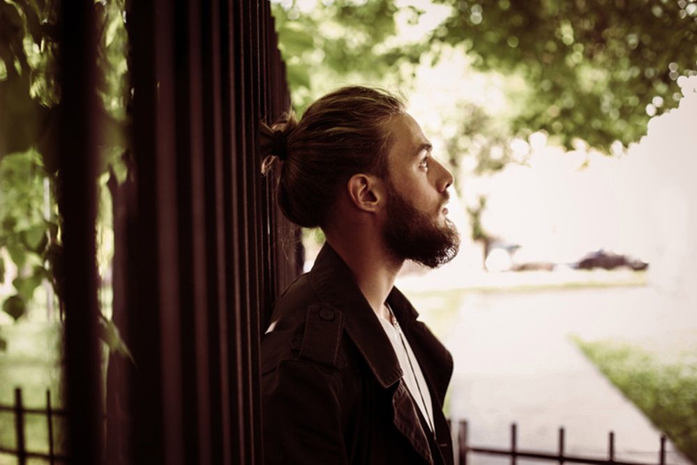 Fryzura samuraja, man bun, top-knot, męski kucyk - zdjęcia facetów