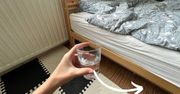 Wieczorem zawsze kładę szklankę wody pod łóżkiem. Rano dokładnie się jej przyglądam