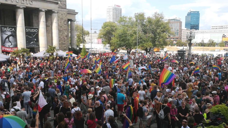 Warszawa solidarna z Białymstokiem - na wiecu przed PKiN pojawiły się setki osób