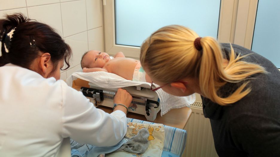 Matka musi chodzić z córką na szczepienia