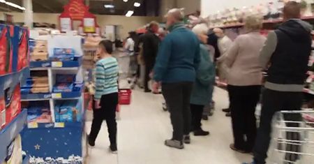 Do świąt miesiąc, a już walczą o karpia. Gigantyczna kolejka w sklepie