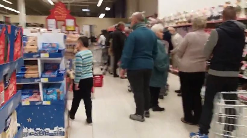 Kolejka po karpia w łódzkim Tesco