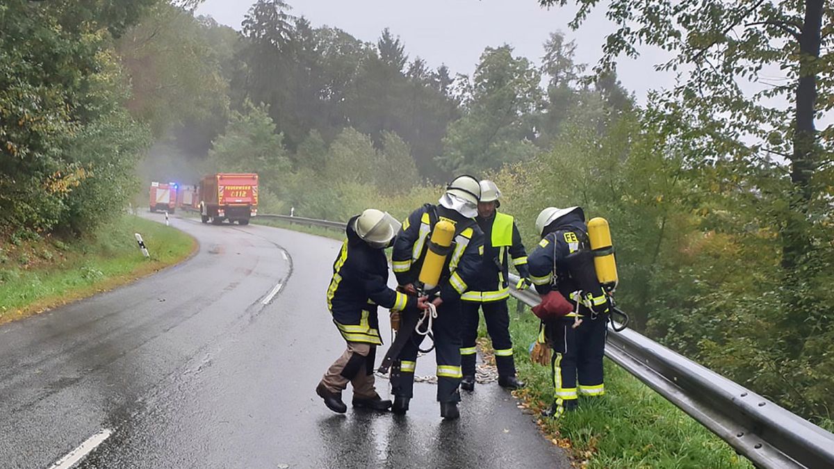 Strażacy przygotowują się do akcji w pobliżu miejsca katastrofy myśliwca F-16 między miastem Trewir a amerykańską bazą lotniczą Spangdahlem.