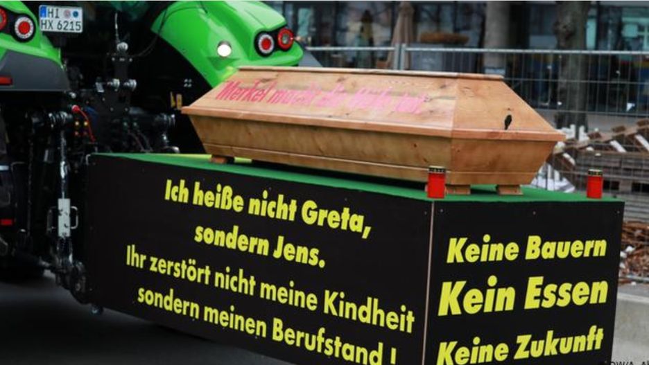 "Nie mam na imię Greta, tylko Jens. Nie niszczycie mojego dzieciństwa, tylko mój zawód" i "Żadnych rolników, żadnego jedzenia, żadnej przyszłości"