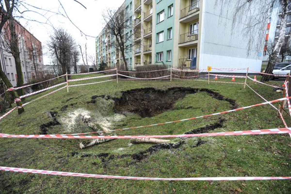 To dlatego zapadła się ziemia w Jaworznie. "Dziura koło bloków"