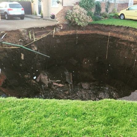 Skąd się biorą dziury w ziemi? Zobacz te największe