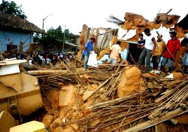 Po trzęsieniu ziemi tysiące osób bez dachu nad głową