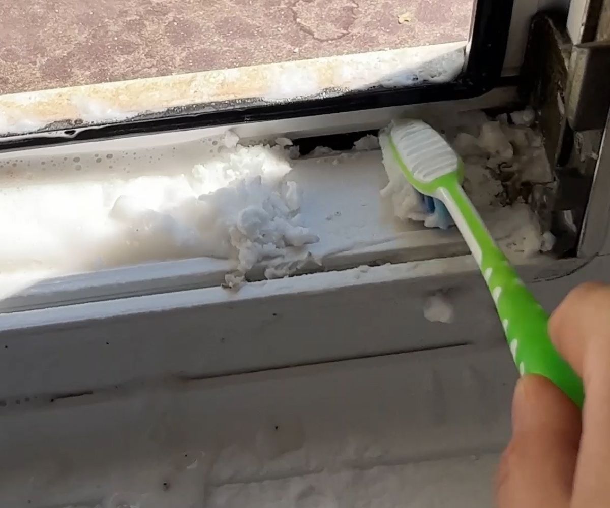 Jak umyć ramy okienne? Przepis na piankę