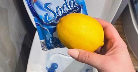 Zmieszaj je ze sobą i wlej do WC. Odczekaj chwilę, a efekt Cię zachwyci