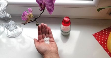 Rozsyp na parapecie i zostaw na noc. Pozbędziesz się uciążliwego problemu