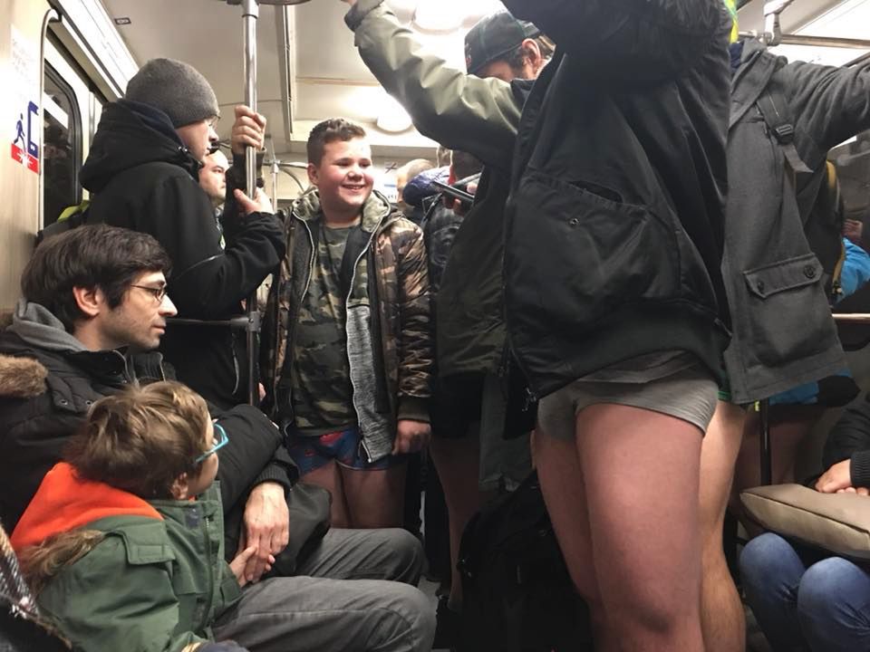 Pojechali metrem bez spodni. Nietypowy happening w Warszawie