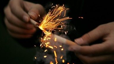 Sztuczny ogień w rękach mieszkańca Pekinu