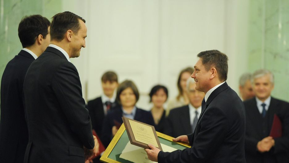 Radosław Sikorski wręcza nagrodę Krzysztofowi Ciebieniowi