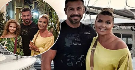 Katarzyna Skrzynecka na spacerze z rodziną. Krój sukienki wywołał dyskusję nt. figury aktorki