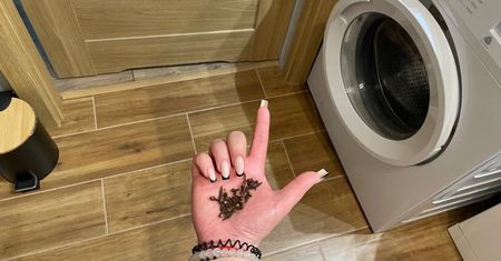 Położyła za drzwiami w łazience. W prosty sposób pozbyła się ohydnego problemu