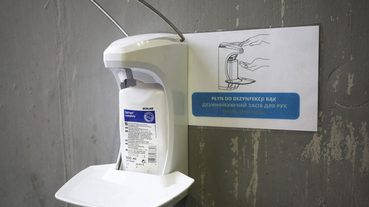 Zapasy środków dezynfekujących kurczą się w niepokojącym tempie 