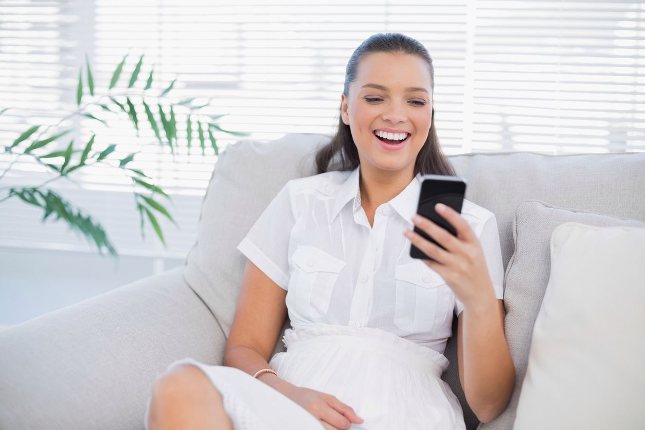 kobieta trzyma telefon komórkowy 