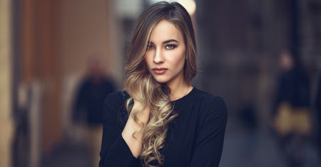 Sukienki, które z chęcią założysz jesienią do pracy. Kobiece modele do 70 złotych