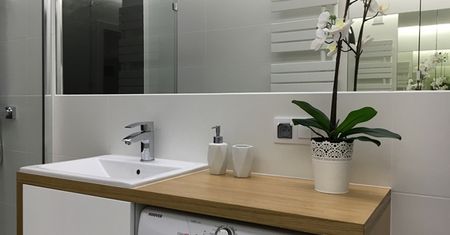 Nowoczesna łazienka: drewno w towarzystwie bieli i czerni