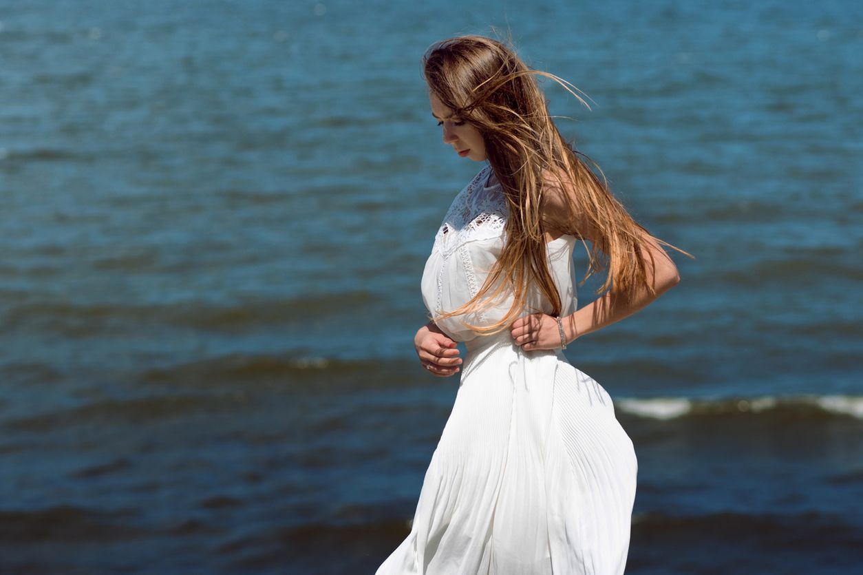 Biała sukienka maxi – idealna na lato