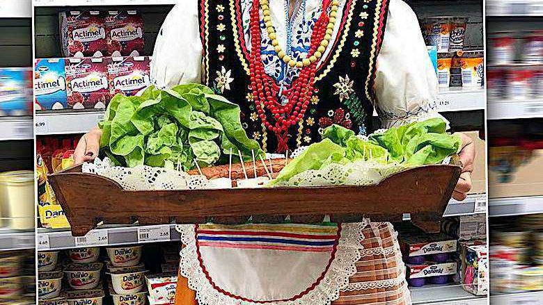 Agnieszka Sienkiewicz sprzedaje kiełbasę w hipermarkecie