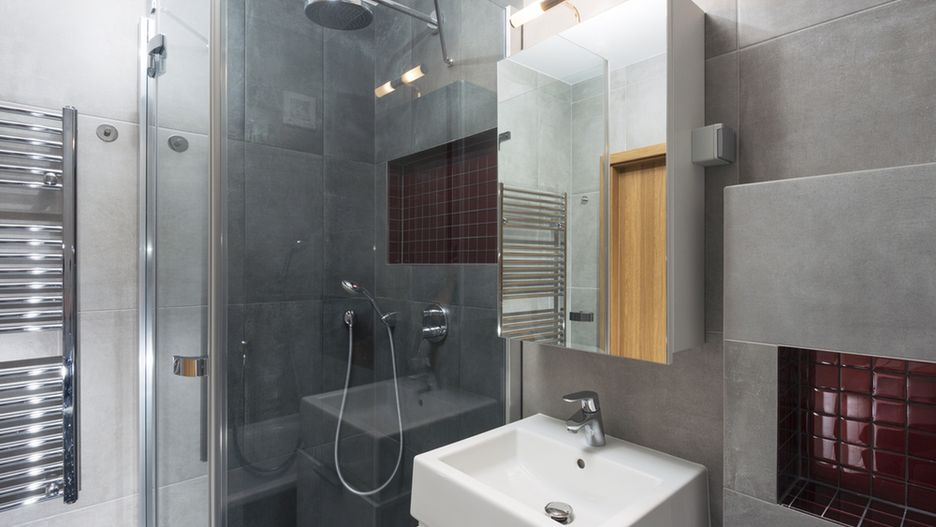 Wybór między kabiną prysznicową a wanną do małej łazienki nie jest łatwy i wymaga umiejętnego zagospodarowania dostępnej przestrzeni