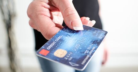 Twoją kartą nie da się płacić zbliżeniowo? I tak można ukraść z niej pieniądze bez PIN-u