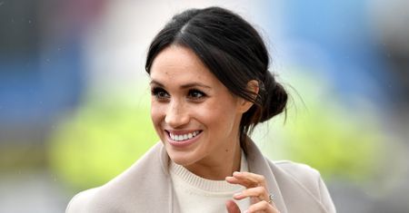 Meghan nie powinna stanąć z dzieckiem do zdjęcia po porodzie tak jak Kate