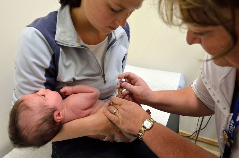 Dziecko w trakcie szczepienia