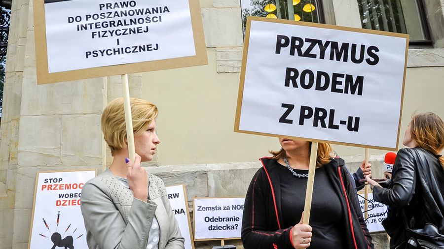 Pikieta członków "Stop NOP" przed sądem w Inowrocławiu