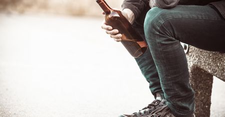 Nie sięgaj po alkohol w stresie. To poważny błąd