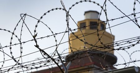 Uciekł w trakcie konwojowania. Policja szuka więźnia
