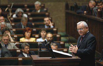 Sejm rozpatruje wniosek premiera o wotum zaufania