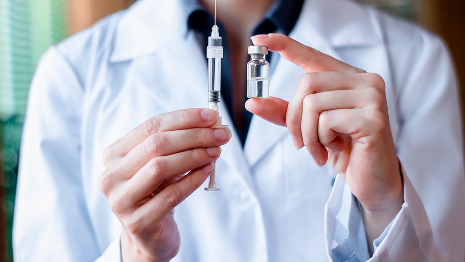 Około 22 zł zapłaci emeryt za sczepienie przeciw grypie. Drugą połowę ceny szczepionki pokryje państwo.