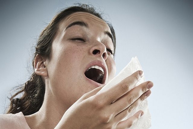 Zmęczenie, kichanie i ból gardła to częste objawy przeziębienia.