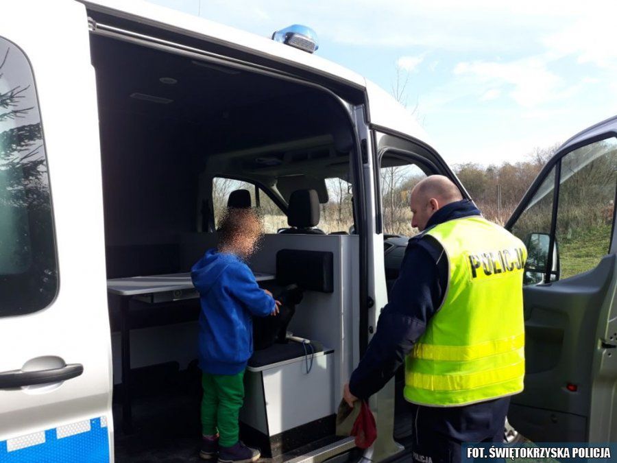 Skarżysko-Kamienna. 5-latek sam u brzegu rzeki. Matka i babcia pijane w domu