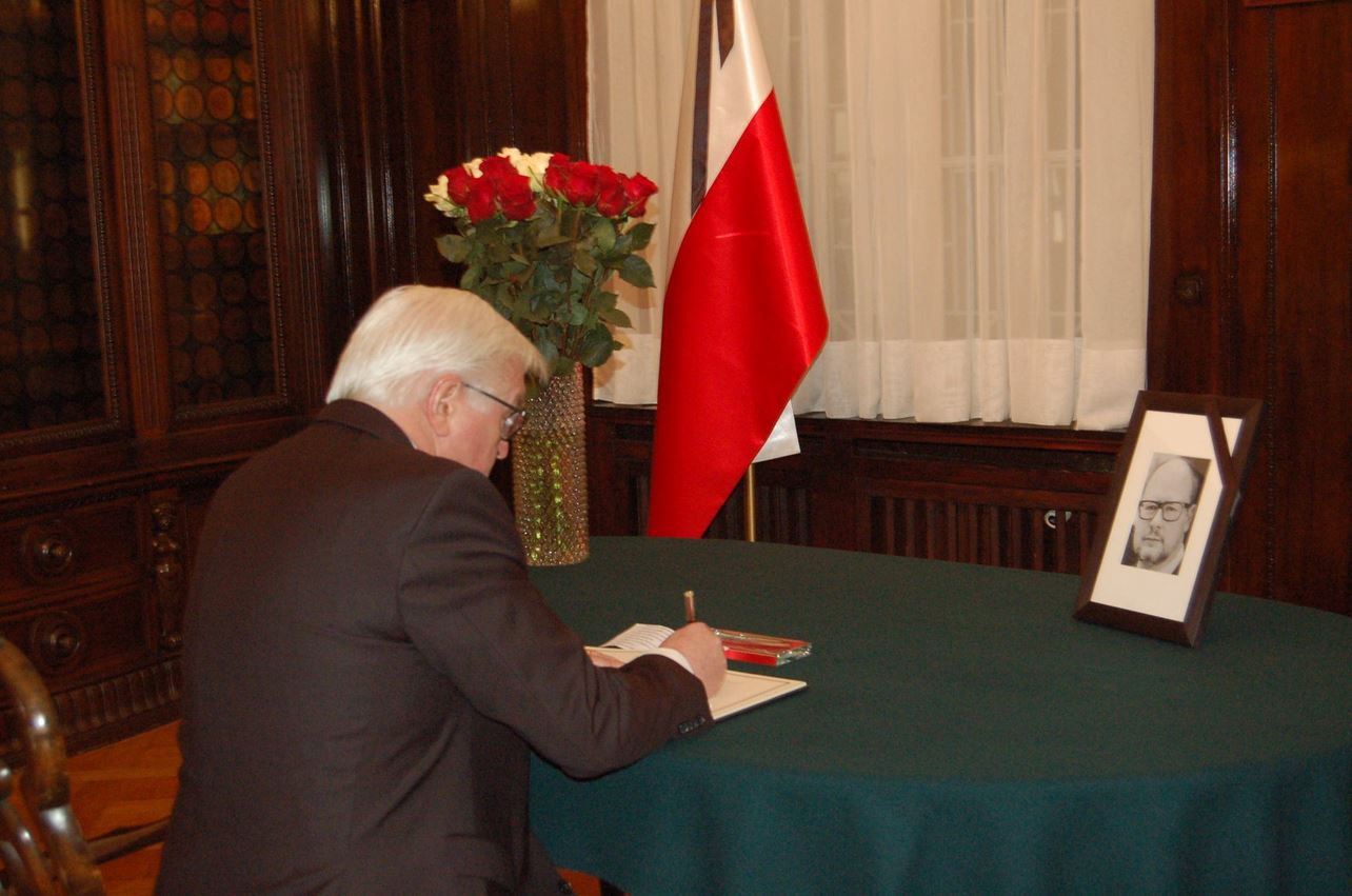 Prezydent Niemiec złożył wpis do księgi kondolencyjnej poświęconej Pawłowi Adamowiczowi