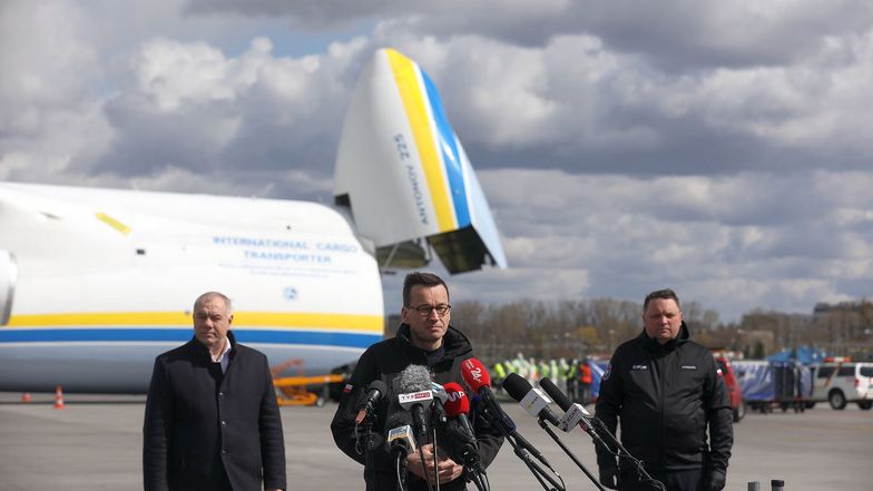Premier Mateusz Morawiecki wskazał, że z Chin przybyło do Polski ok. 80 ton sprzętu medycznego.