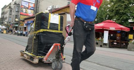 Kurier miał doręczyć przesyłkę. Zamiast tego wyjął broń i zaczął strzelać