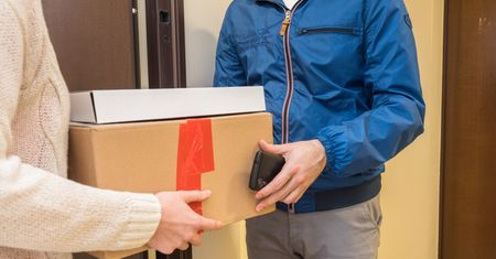 Zwroty popularne w e-handlu. Ludzie odsyłają zwłaszcza ubrania