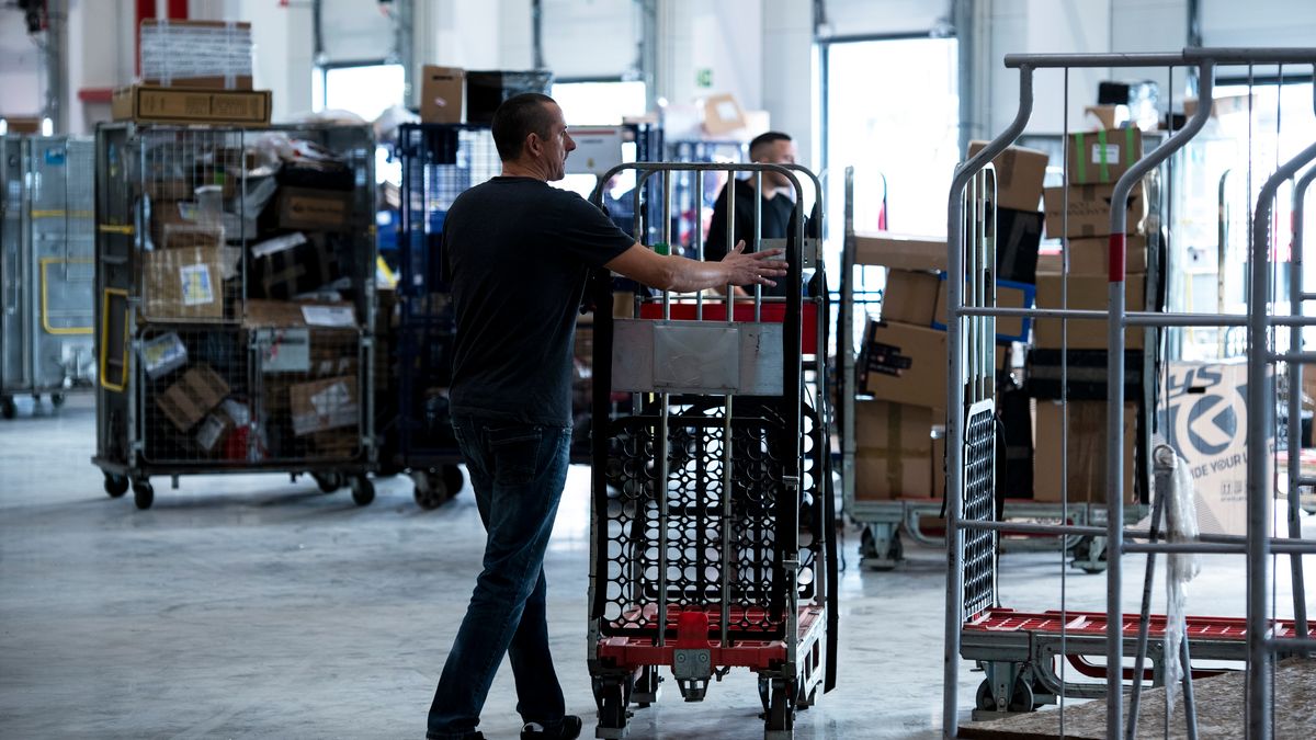 Firma tłumaczy zwolnienia "konsolidacją działań" w swoim centrum w Łodzi