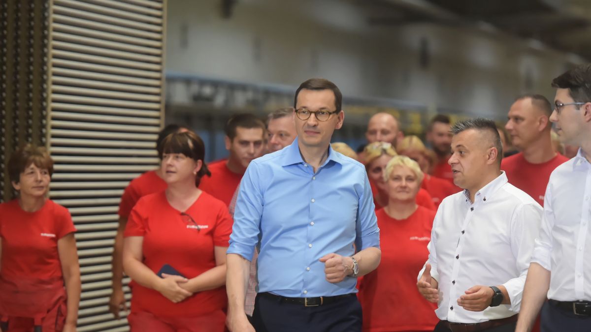Premier Mateusz Morawiecki przemawia podczas wizyty w zakładzie produkcyjnym Ceramika Tubądzin