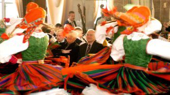 Premier Leszek Miller przygląda się występom