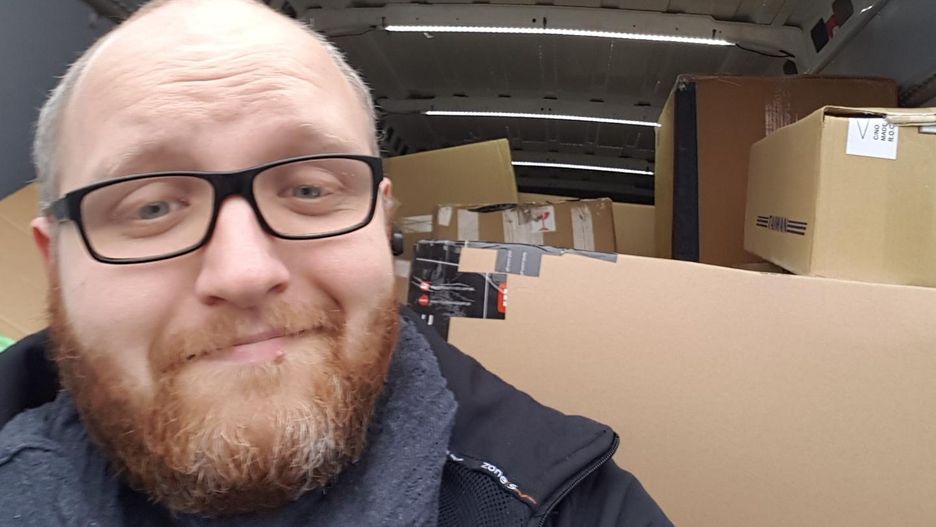 Czuję się jak renifer poganiany batem - mówi pan Przemek, kurier