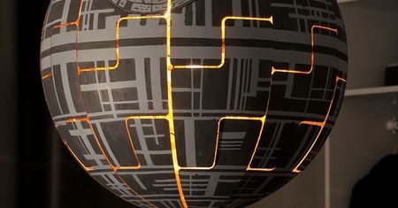 Przerobili lampę z IKEA na Gwiazdę Śmierci. Efekt? Genialny!