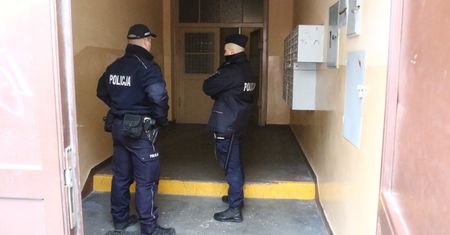 Wrocław. Mężczyzna zaatakował policjanta siekierą. Został postrzelony